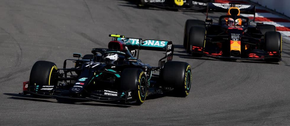 Valtteri Bottas (Mercedes) devance Max Verstappen (Red Bull) sur le circuit de Sotchi.