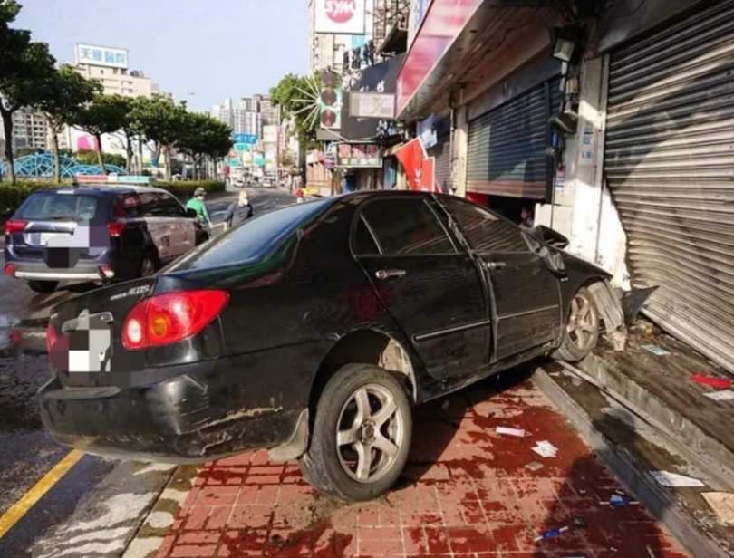 羅男在車內跟女友吵架，因此在中壢延平路失控撞上檳榔攤。（圖／翻攝畫面）