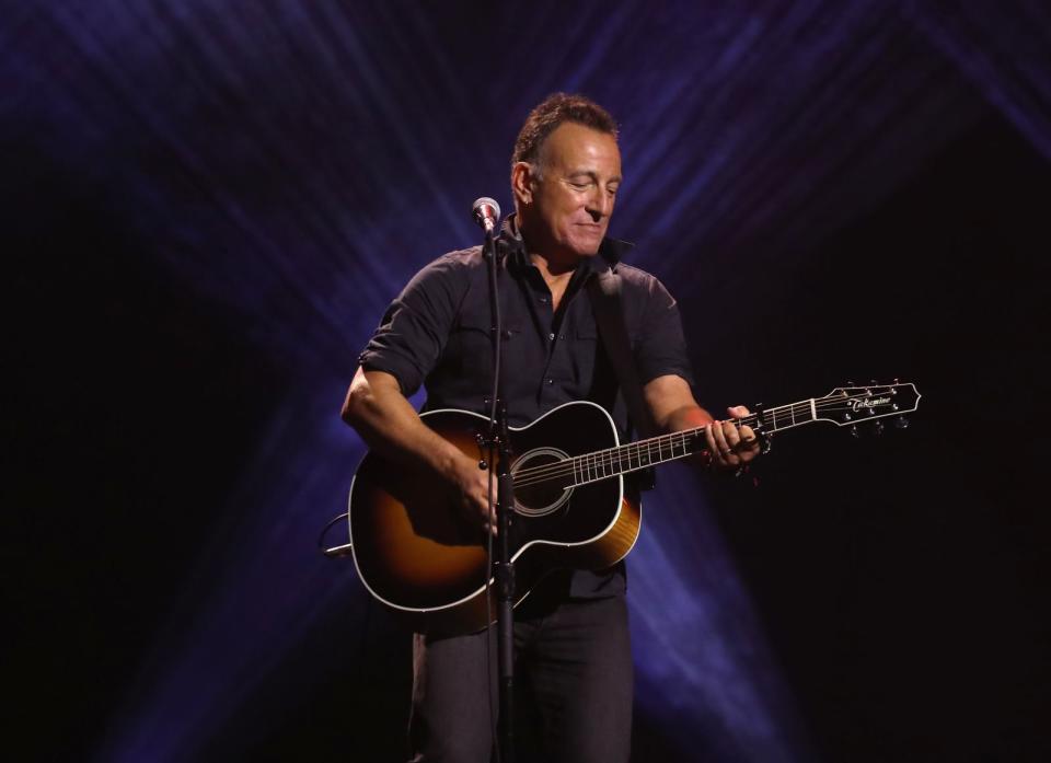 Er arbeitet sich bis heute in seinen Songs am American Dream ab und spielt live immer noch bis zu Vier-Stunden-Sets mit seiner E-Street-Band: Dass Bruce Springsteen jüngst seinen 71. Geburtstag feierte, mag man kaum glauben. (Bild: 2017 Getty Images/Chris Jackson)