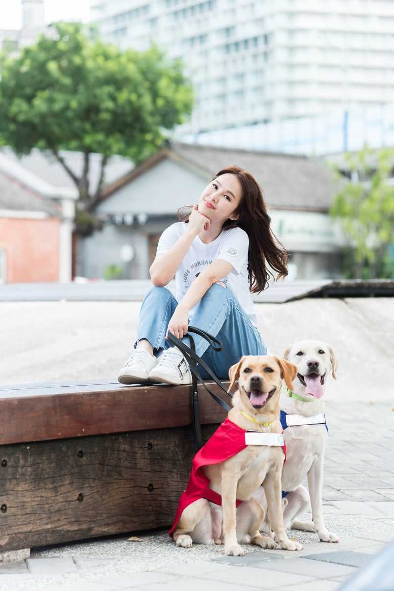 過去對張齡予非常熱情的導盲犬，不知是否懂得她現在是孕婦，對她的動作也變得輕柔起來。（圖／惠光導盲犬學校提供）