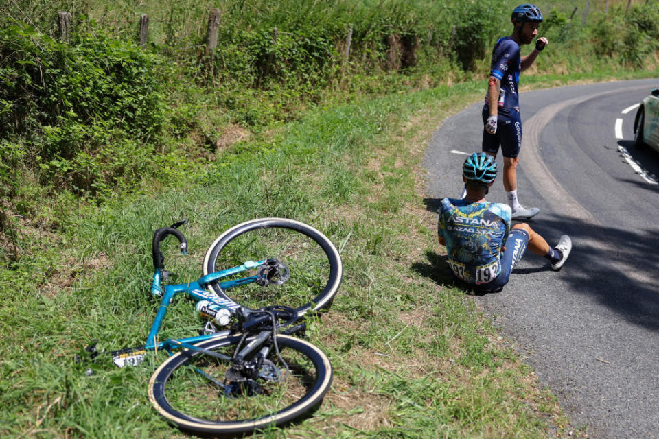 Astana Qazaqstan Team's Spanish rider David De La Cruz (bottom) and Groupama - FDJ's French rider Quentin Pacher (top) crash during the 12th stage of the 110th edition of the Tour de France cycling race, 169 km between Roanne and Belleville-en-Beaujolais, in central-eastern France, on July 13, 2023. (Photo by Thomas SAMSON / AFP)