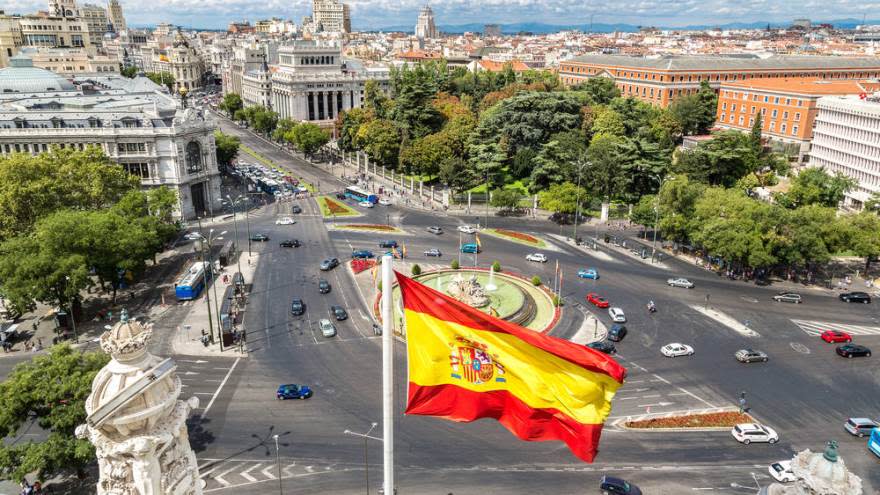 Tras cinco años de trabajar en España legalmente, podrás pedir una residencia