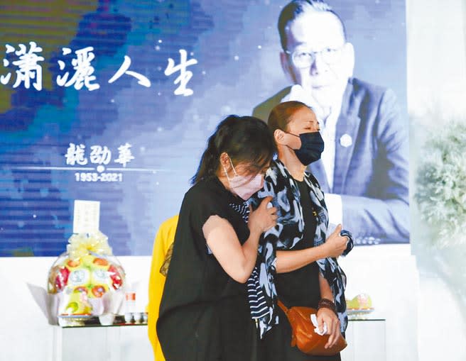 龍劭華結拜妹妹柯淑勤（右）瞻仰遺容後暴哭被攙扶著離開。（陳俊吉攝）