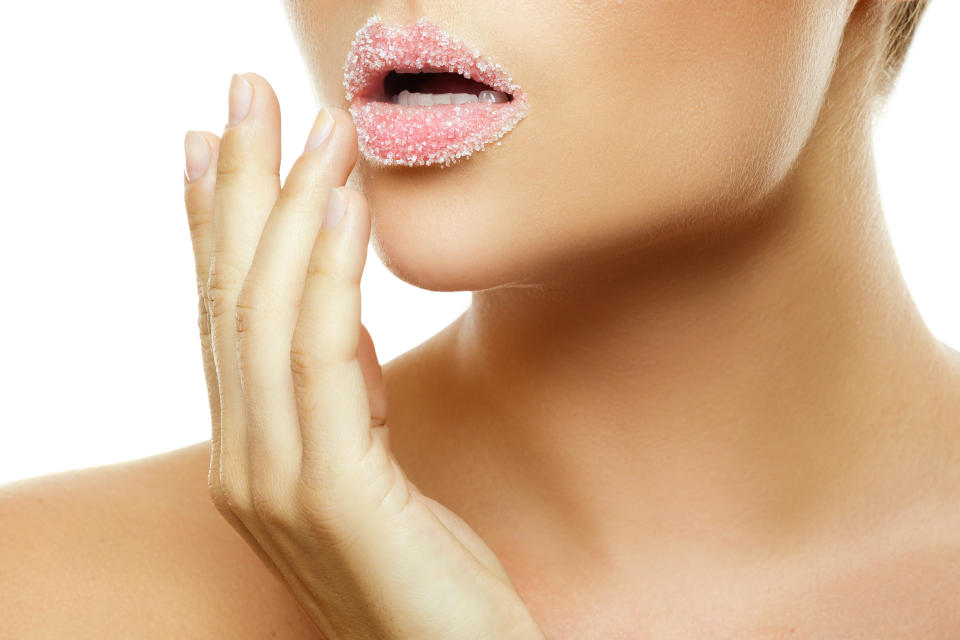 Aplicar azúcar para exfoliar los labios puede resultar muy agresivo. Lo recomendable es usar un exfoliante suave y aplicarlo con cuidado en movimientos circulares. (Getty Creative)