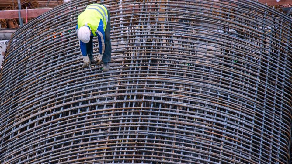 Auf der Baustelle für die künftige U-Bahn-Linie auf der Straße "Unter den Linden" wird der Stahl verarbeitet.