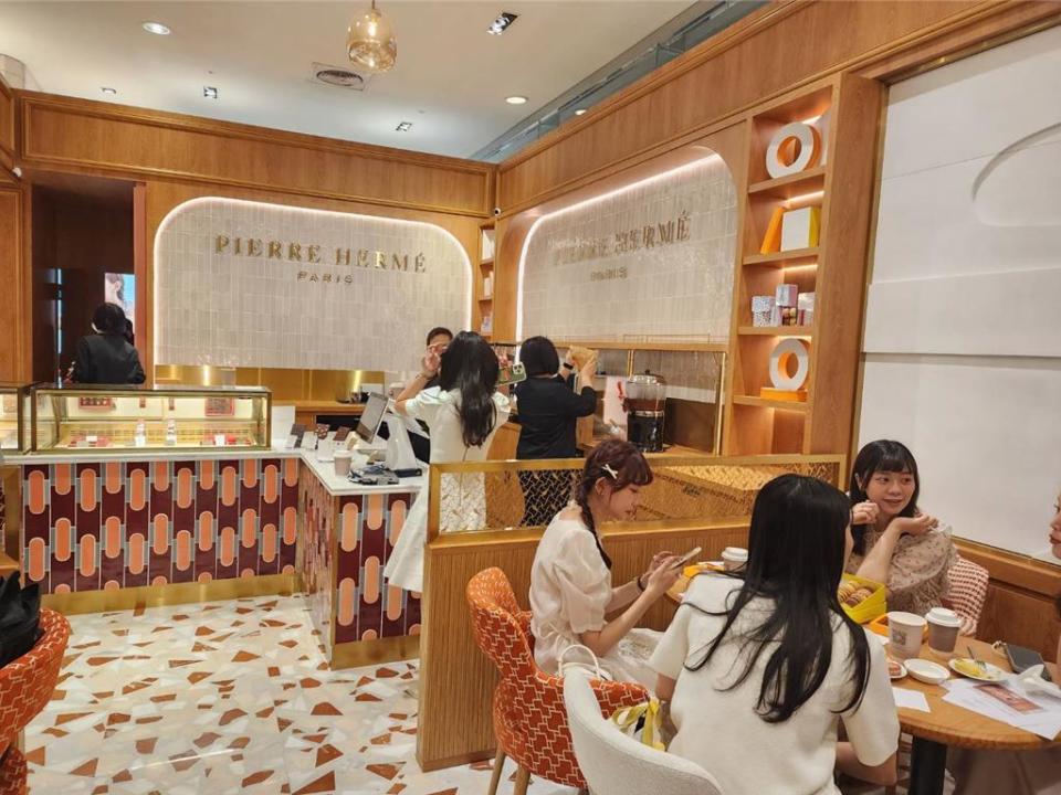 PIERRE HERME Cafe規劃內用空間，原味重現花都巴黎的浪漫風情。圖／曾麗芳