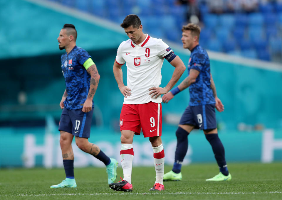 Robert Lewandowski kann es nicht fassen, Polen hat sein EM-Auftaktspiel gegen die Slowakei verloren. (Bild: Getty Images)