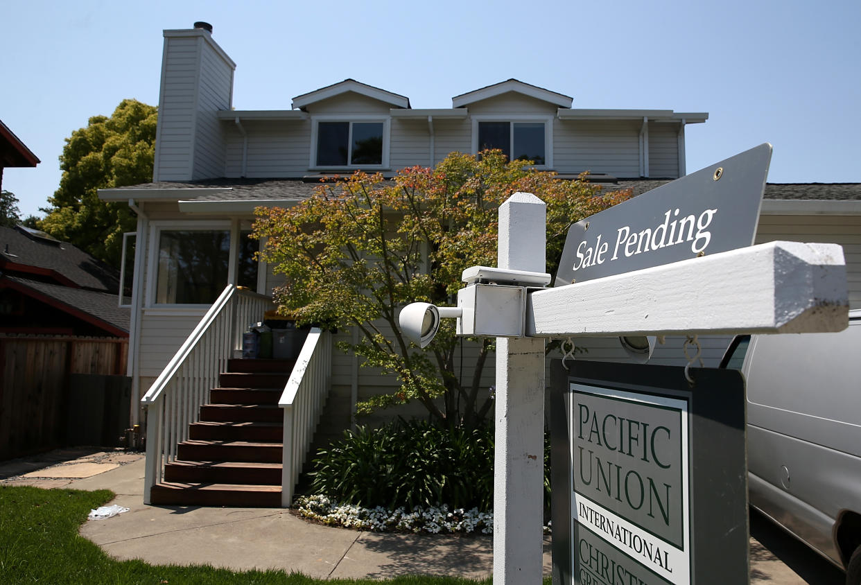 A sale pending sign is posted in front of a home for sale in San Anselmo, California. (Credit: Justin Sullivan, Getty Images)