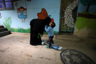 <p>Der zweijährige Yehia bekommt beim Spielen einen Kuss von seiner Mutter – die Familie lebt in einer Unterkunft für Krebspatienten des Krankenhauses in Kairo, wo das Kind momentan behandelt werden muss. (Reuters/Mohamed Abd El Ghany) </p>