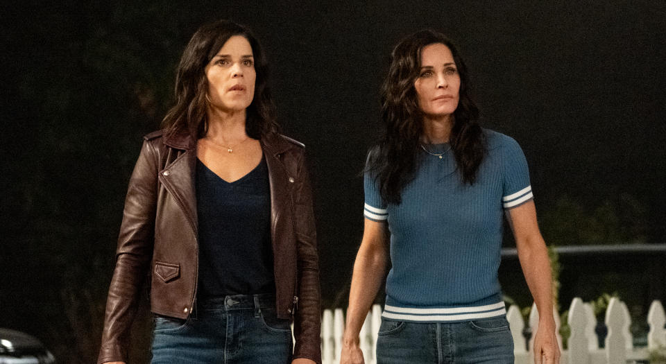 Neve Campbell (â€œSidney Prescottâ€), left, and Courteney Cox (â€œGale Weathersâ€) star in Paramount Pictures and Spyglass Media Group's 