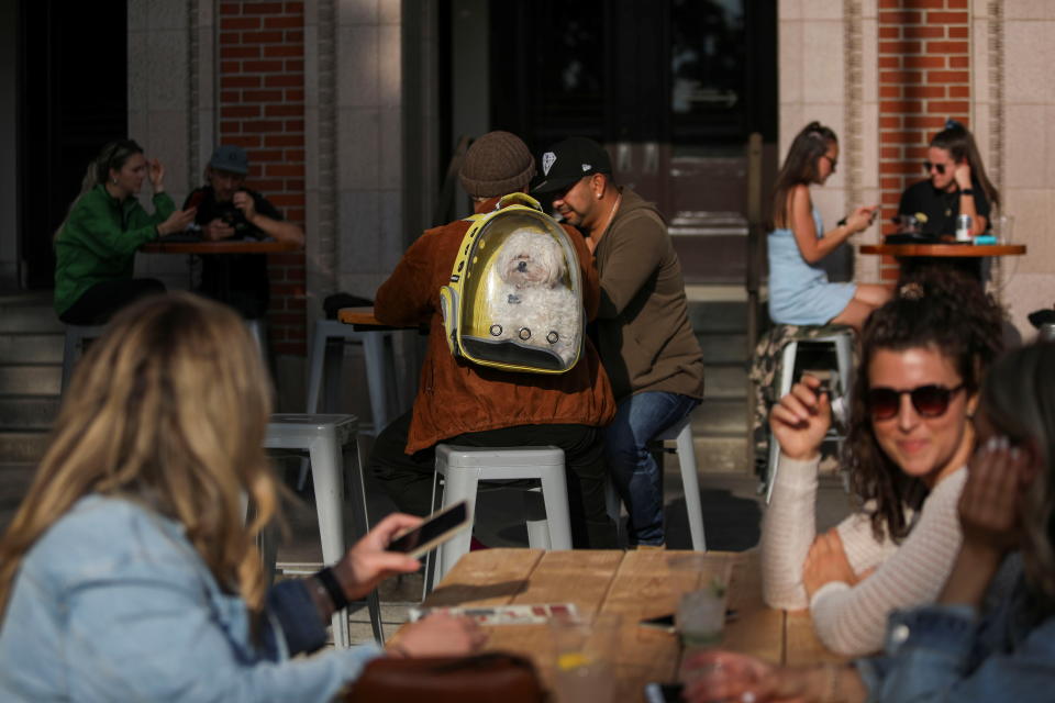 People enjoy outdoor dining in Portland, Oregon, U.S. May 22, 2021. According to new guidance issued by the Oregon Health Authority on Tuesday, Oregon will allow people to forgo masks outside but fully COVID-19 vaccinated people must be able to prove their vaccination status to not wear masks in most indoor settings. Picture taken May 22, 2021. REUTERS/Alisha Jucevic