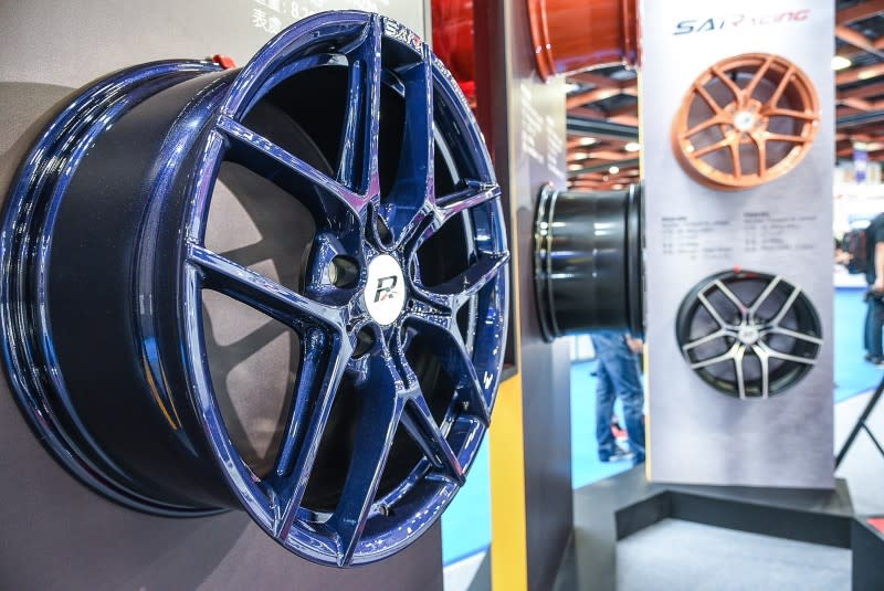 Skylite鍛造鎂合金輪圈，並提供寶石藍、消光黑、玫瑰金及珍珠橘四款色系給專業車主們最多元的選擇