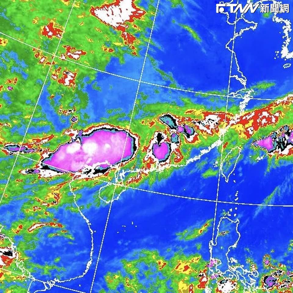 中央氣象局前局長鄭明典今日凌晨po出一張衛星雲圖，並指出台灣西側有一個強對流系統。（圖／鄭明典臉書）