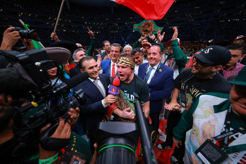 <p>Canelo se impone sobre Ryder y celebra su triunfo (Hector Vivas/Getty Images)</p> 