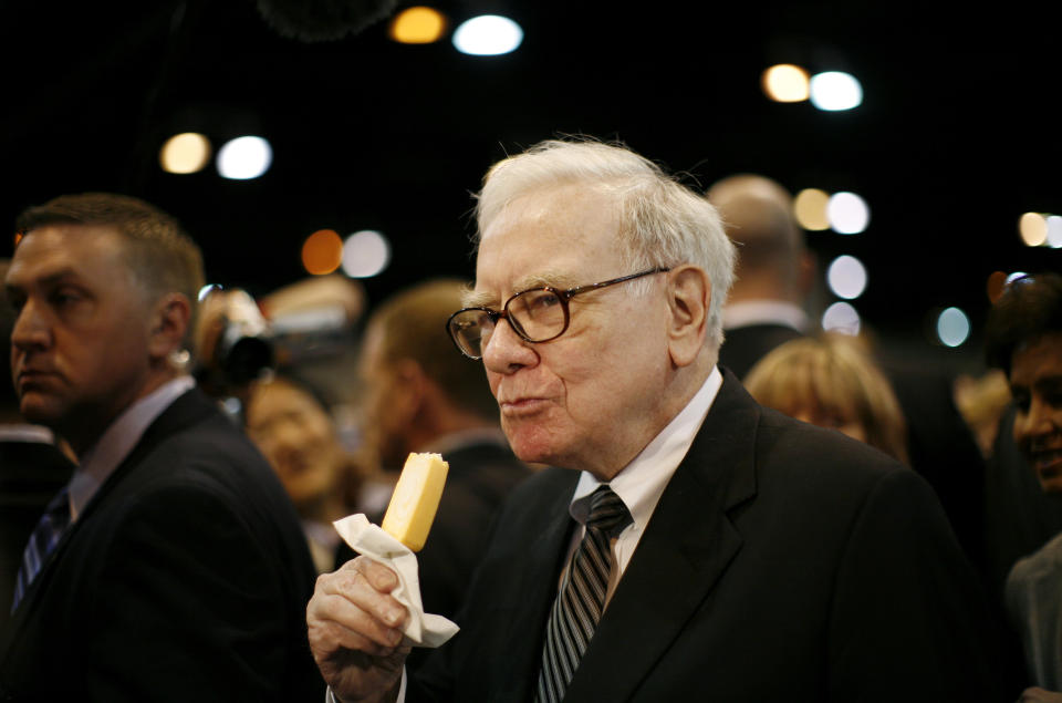 Warren Buffett es uno de los hombres más ricos del planeta, pero es conocido por su austero estilo de vida. De hecho, vive en la misma casa modesta desde hace décadas, conduce carros viejitos y nada lujosos y le encanta comer en restaurantes de comida rápida. Foto: REUTERS/Carlos Barria  (UNITED STATES)