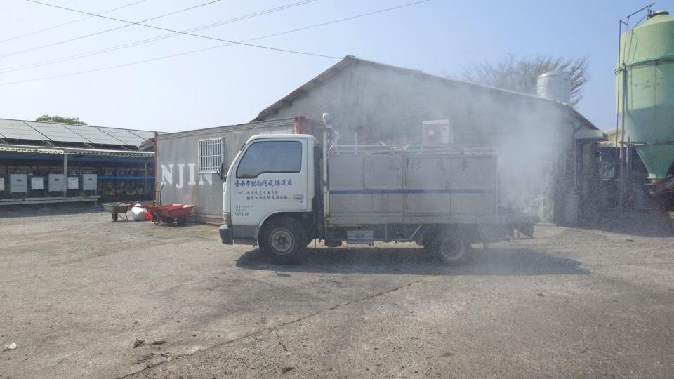 動保處消毒車進行養雞場噴霧消毒。（台南市動保處提供）