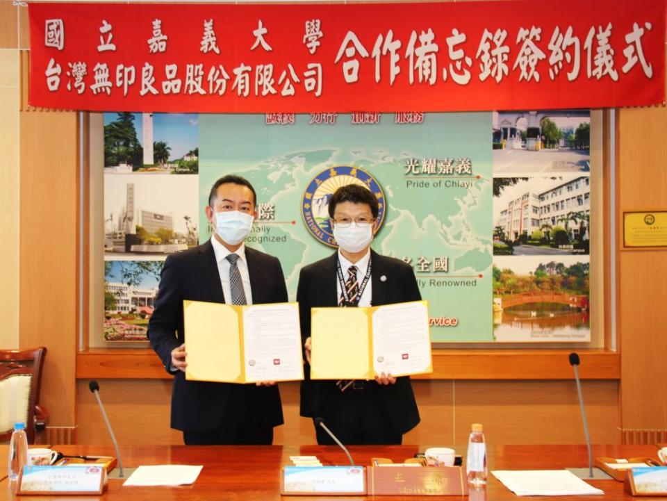 林翰謙校長(右)與臺灣MUJI無印良品吉田明裕總經理簽約。（記者湯朝村攝）