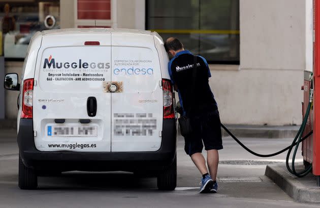 Un hombre echa gasolina en Madrid, el pasado 12 de mayo. (Photo: Europa Press News via Getty Images)