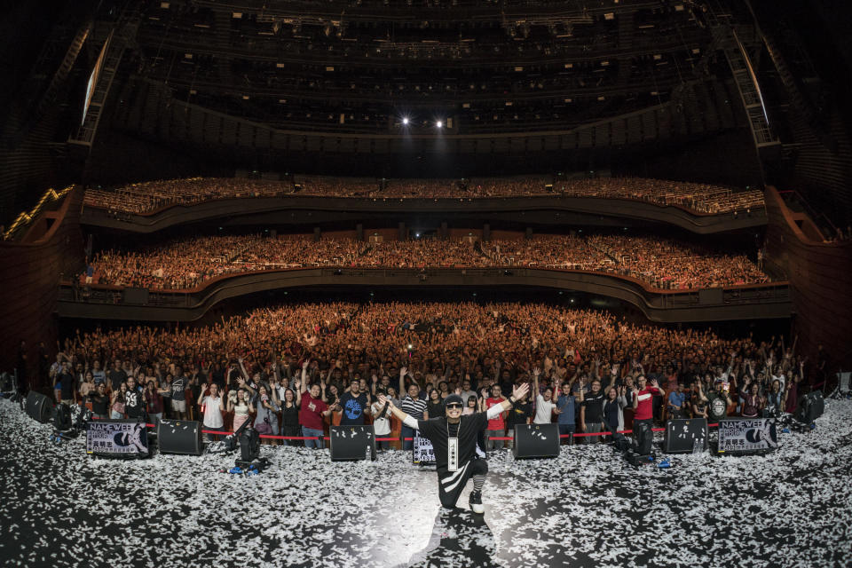 The ‘safe’ version of the group photo with the audience. The ‘rude’ version may be found on Namewee’s Facebook page. (Photo by Aloysius Lim | Mode Productions)