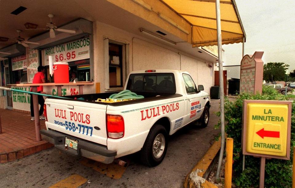 En 1999, un cliente de un autoservicio en Hialeah.