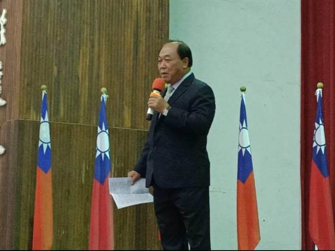 台南市黨部新任主委林進旺宣布，自明年開始、到他卸任前，會幫市黨部16位黨工加薪5％。（張毓翎攝）