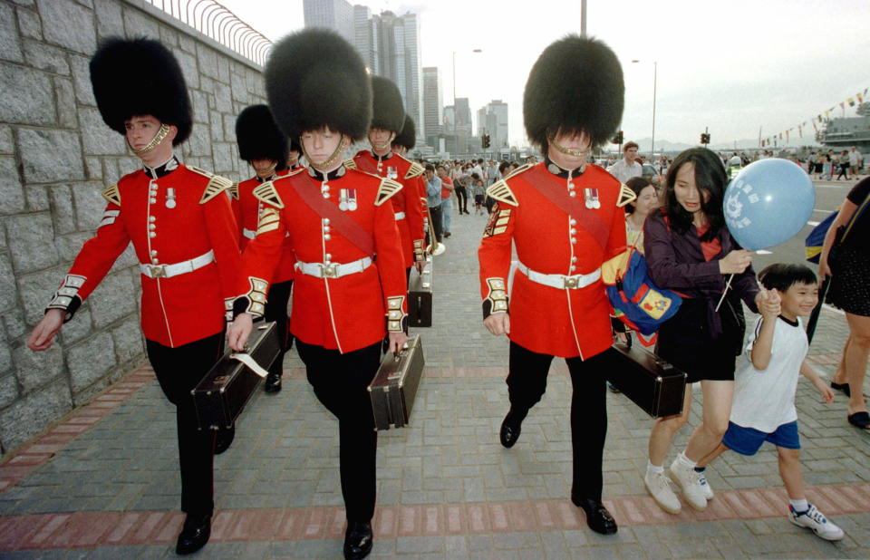 幾名蘇格蘭衛隊軍人前往添馬艦，為英方告別儀式進行彩排；該場告別儀式共邀請一萬名嘉賓及市民，耗資3百萬港元。