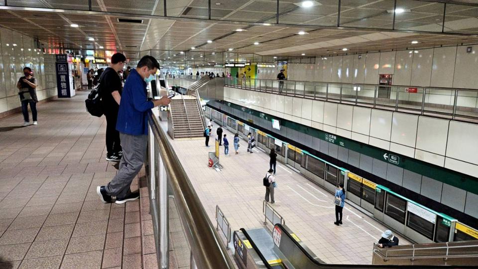 4/3清晨發生規模7.2地震，台北捷運全線車站停駛40-60分鐘。讀者提供