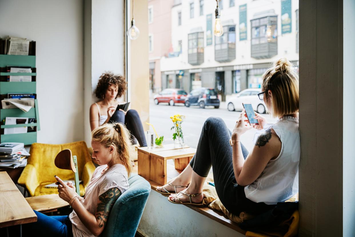 Social Media haben einen festen Platz in unserem Alltag, die Auswirkungen sind nicht nur positiv. (Bild: Getty Images)