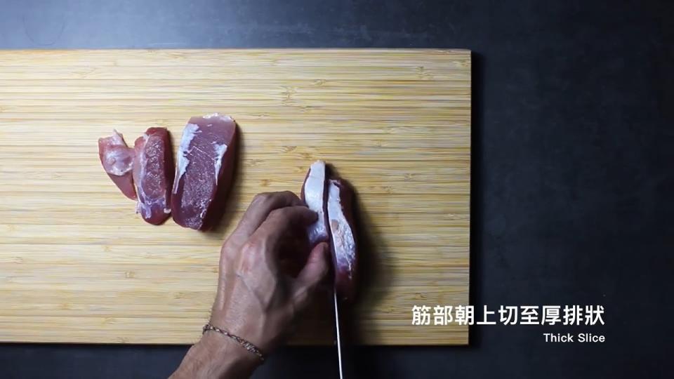 切開筋部再開始分切肉塊，口感會比較好。