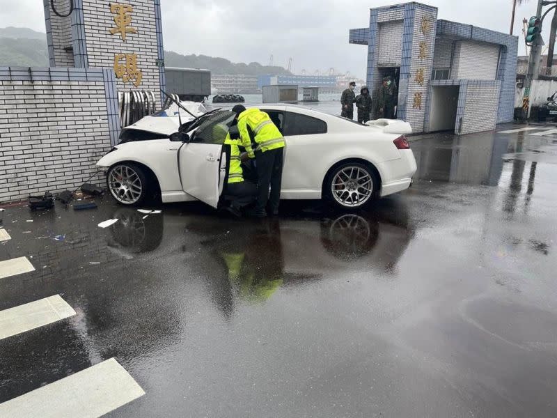 ▲基隆威海營區大門，遭一部白色轎跑車撞上，車主頭部受傷送醫。（圖／翻攝畫面）