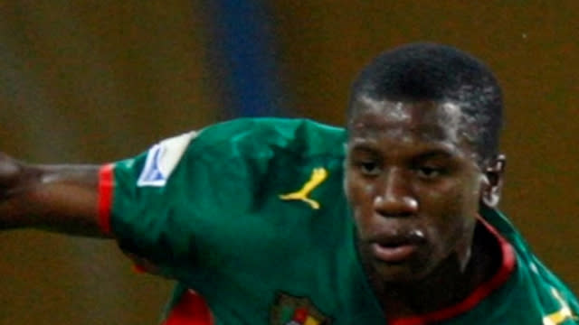 <p>Patrick Ekeng, footballeur camerounais, âgé de 26 ans, est décédé lors d’un match de son équipe, le Dinamo Bucarest. Il a fait un malaise cardiaque et n’a pu être réanimé. Le joueur a notamment évolué en France, sous les couleurs du Mans, entre 2009 et 2013.</p><p>Source : M6info</p>