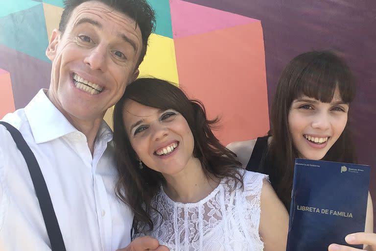 Camille vive en España junto a Valeria Britos y su marido Lionel Campoy,  el recordado "Bobby Goma"