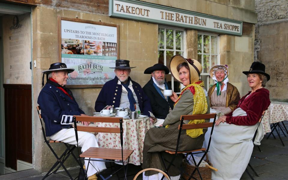 Fans at the Jane Austen Festival in Bath relax at the Bath Bun Tea Shoppe - Alamy