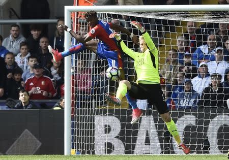 Britain Soccer Football - Crystal Palace v Leicester City - Premier League - Selhurst Park - 15/4/17 Leicester City's Kasper Schmeichel in action with Crystal Palace's Wilfried Zaha Reuters / Hannah McKay Livepic