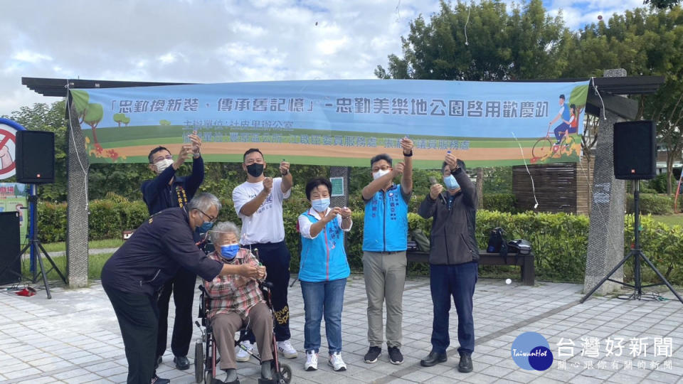 忠勤公園歡慶趴邀請台中市議員張瀞分與過去住在眷村的長輩，一同以拉炮方式慶賀。