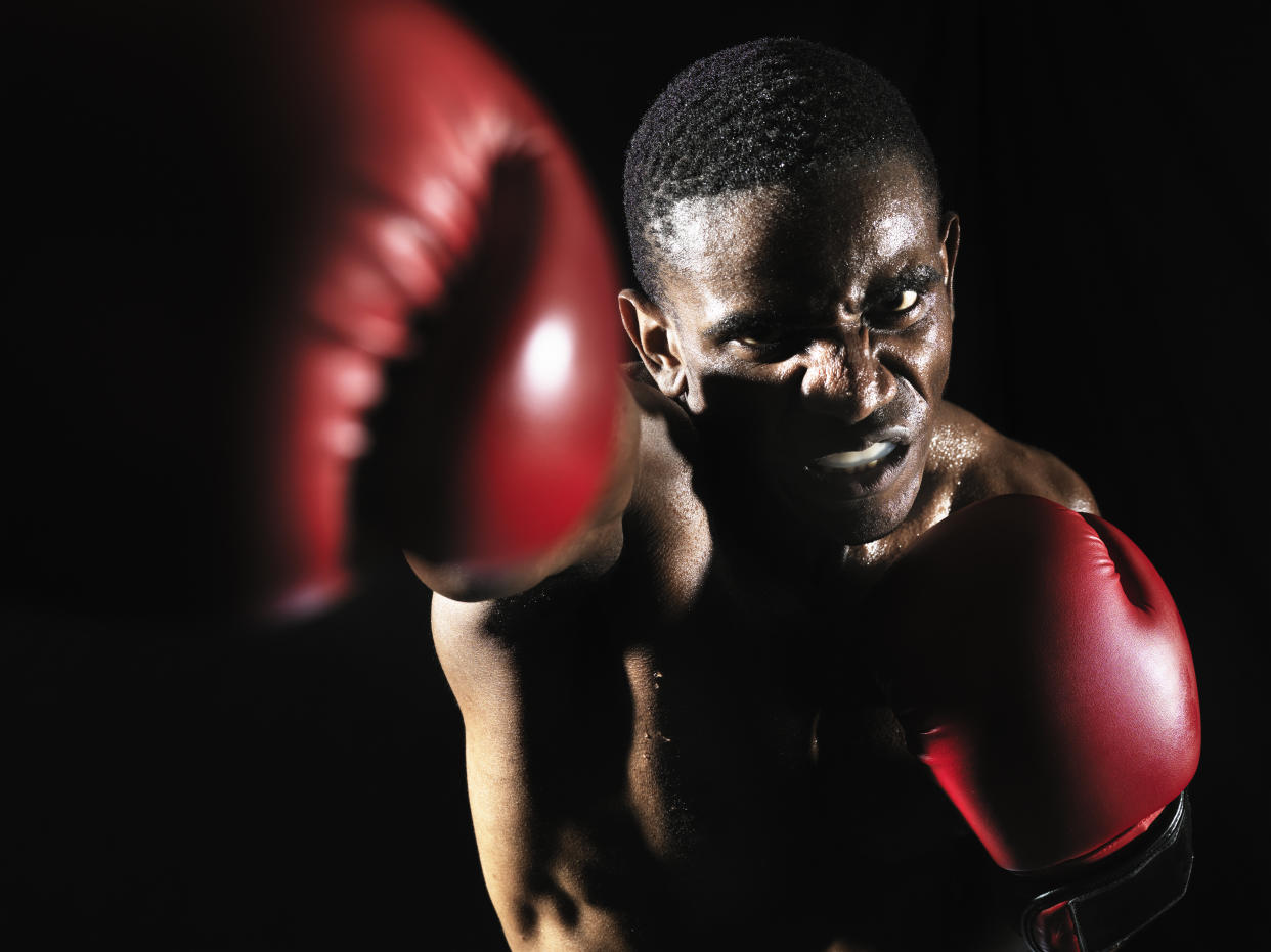 Un boxeador con guantes rojos lanza golpes en dirección a al cámara de fotos: (Getty Images)