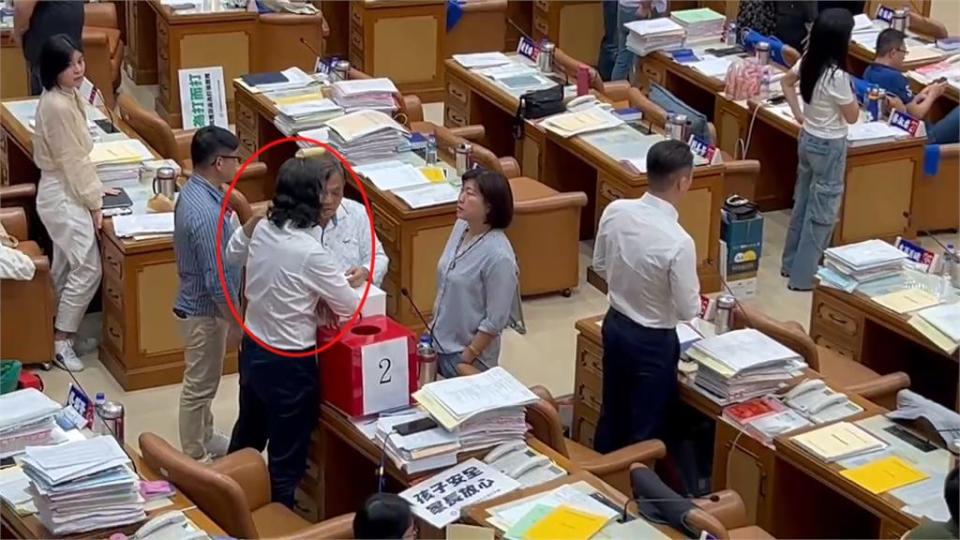 新北議長蔣根煌怒摔手機　因為「這原因」早結樑子了？