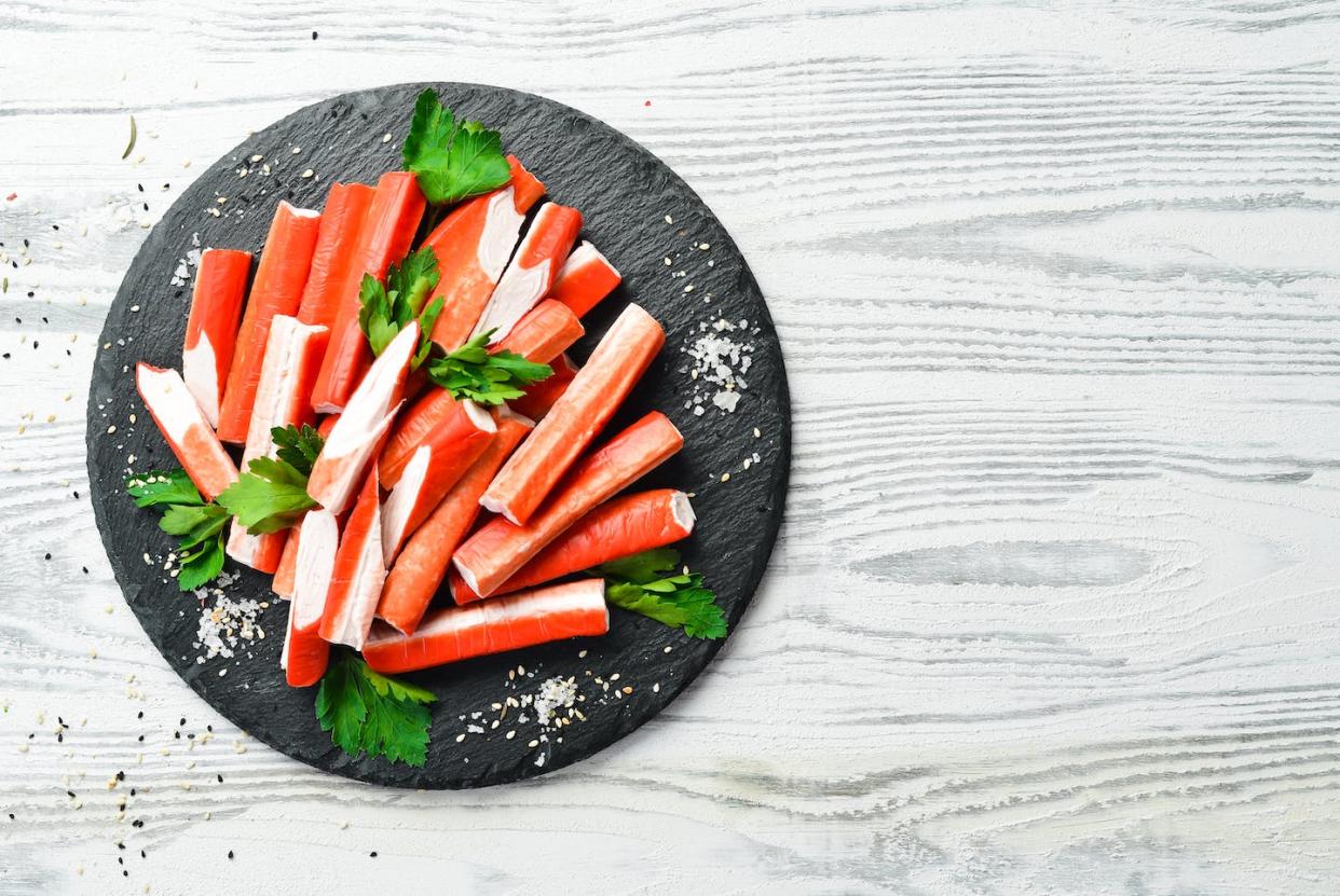 Palitos de cangrejo. <a href="https://www.shutterstock.com/es/image-photo/crab-sticks-spices-on-plate-cooking-2063317367" rel="nofollow noopener" target="_blank" data-ylk="slk:YARUNIV Studio / Shutterstock;elm:context_link;itc:0;sec:content-canvas" class="link ">YARUNIV Studio / Shutterstock</a>