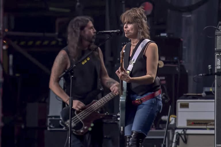 Chrissie Hynde de Pretenders y Dave Grohl, durante el concierto de homenaje a Taylor Hawkins