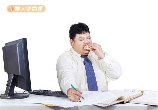 男性上班族久坐不動，飲食不正常，是腸息肉高風險族群。