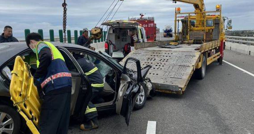 台61線快速道路203.2公里大城鄉路段，今早發生嚴重車禍，轎車不明原因與槽車相撞，車頭幾乎全毀。（圖／翻攝畫面）