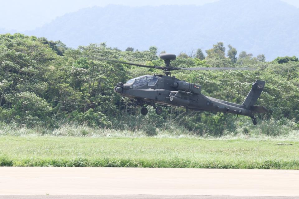 520就職典禮排練，國旗梯隊由陸軍與海軍反潛航空大隊702作戰隊組成，此為海軍首度加入國旗梯隊陣容，全隊以12架直升機編制，展示18X12公尺之國旗,AH-64E 阿帕契直升機。陳品佑攝