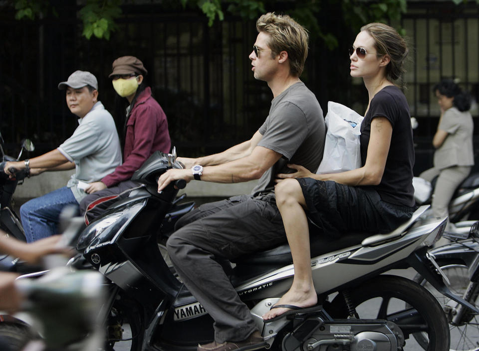 Brad Pitt y Angelina Jolie en una motocicleta en Ciudad Ho Chi Minh, en Vietnam, en el 2006, cuando ya eran pareja.  AFP PHOTO  (Photo credit should read STR/AFP via Getty Images)