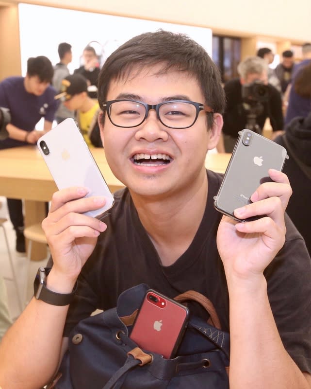 <p>iPhone X開賣 果粉直營店搶頭香 (圖) </p>