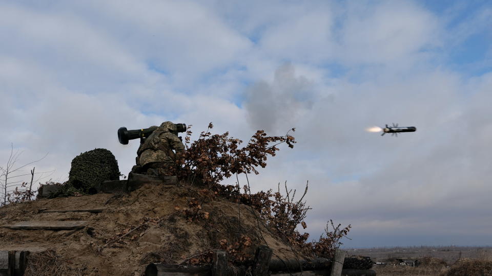 Des membres des forces armées ukrainiennes tirent un missile antichar Javelin lors d'exercices sur un terrain d'entraînement dans un lieu inconnu en Ukraine, dans cette photo publiée le 18 février 2022. Service de presse de l'opération des forces conjointes ukrainiennes/document via REUTERS À L'ATTENTION DES RÉDACTEURS - CETTE IMAGE A ÉTÉ FOURNIE PAR UN TIERS.