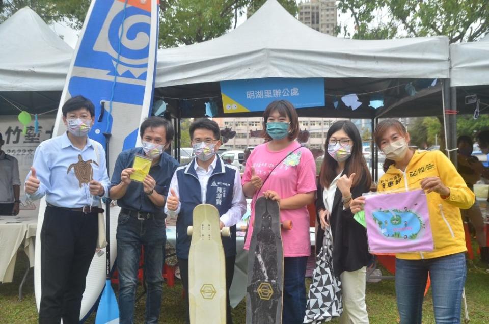 新竹市社造聯合成果展二十二日在北大公園展開，由市府六個局處聯合舉辦，現場有社區農產美食、音樂展演、手作DIY等活動，讓民眾透過五感參與社區營造。(記者曾芳蘭攝)