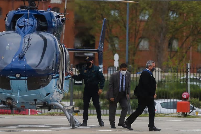 Alberto Fernández baja del helicóptero y se dirige a casa Rosada