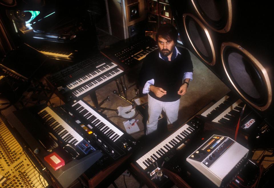 In his studio at home in London in 1982 - Martyn Goddard/Alamy