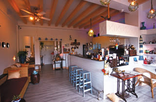  燈塔情人小餐館溫馨又可愛，如同民宿主人經營的沙灘小酒館，充滿度假海邊的異國風情。 