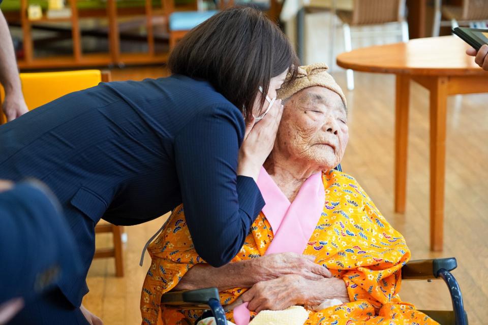 Langlebigkeitsforscherin Yumi Yamamoto mit der 114-jährigen Kikue Taira. - Copyright: Nomoto Shunki, LongeviQuest